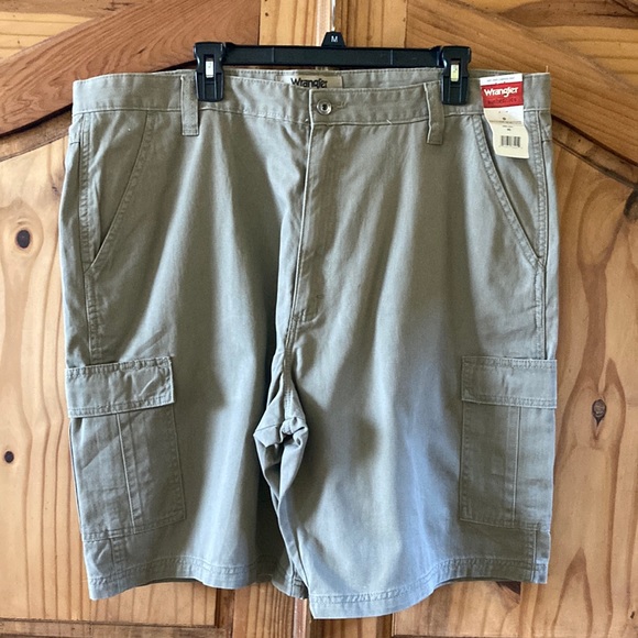 Wrangler Authentics Men’s Utility Hiker Shorts – Relaxed Fit Cargo Shorts With 8" Inseam, 100% Cotton